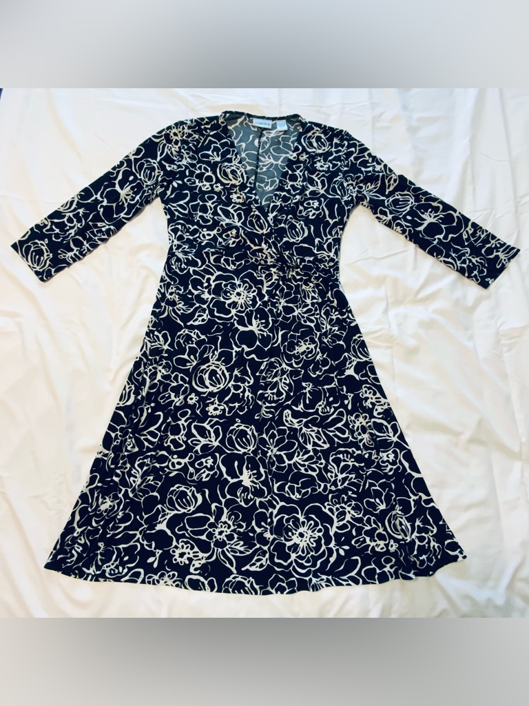 Chico’s Women’s Dress Size 1 (M 8/10) Black White Floral Wrap Style 3/4 Sleeve